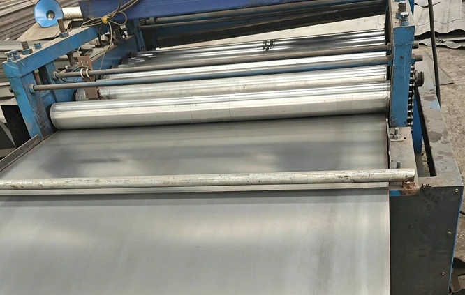 Machine de nivellement de plaques d'acier