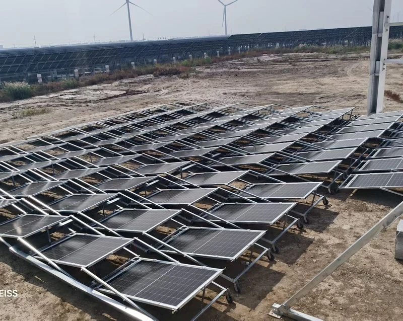 Cabine d'alimentation int&eacute;gr&eacute;e &agrave; stockage &eacute;olien-solaire